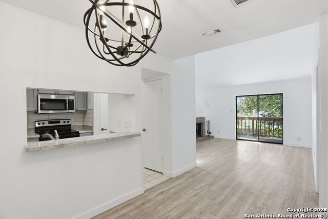 Image 2 of 21 For 2935 Nacogdoches 211