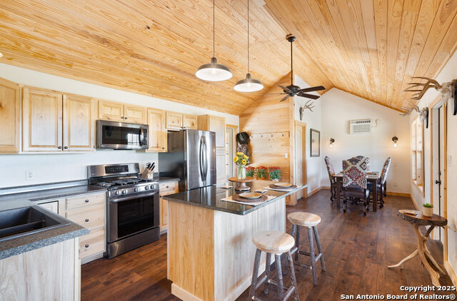 Listing photo id 4 for 300 County Road 550