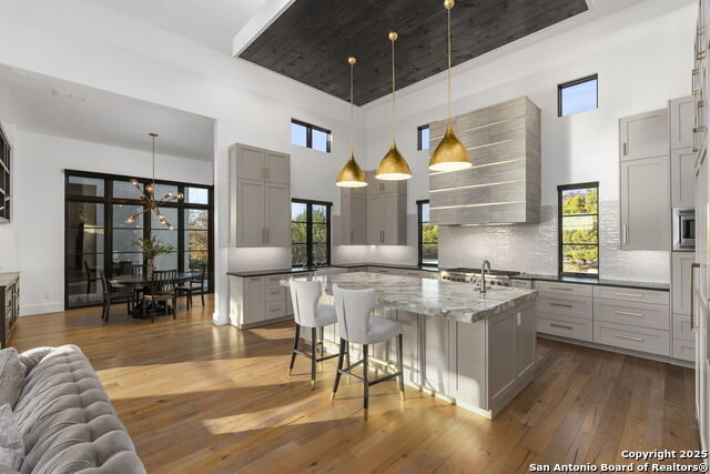 Image 21 of 80 For 121 Greystone Pt