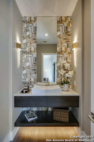 Image 43 of 80 For 121 Greystone Pt