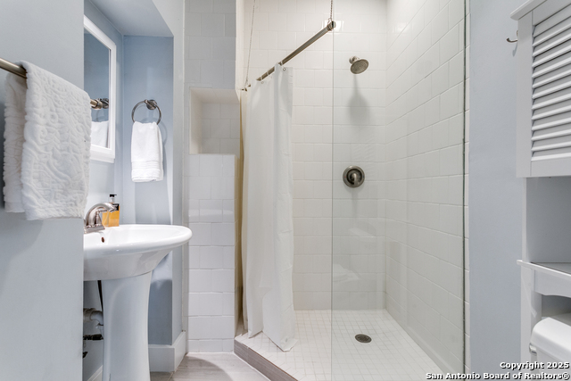 Image 18 of 28 For 226 Hollywood W