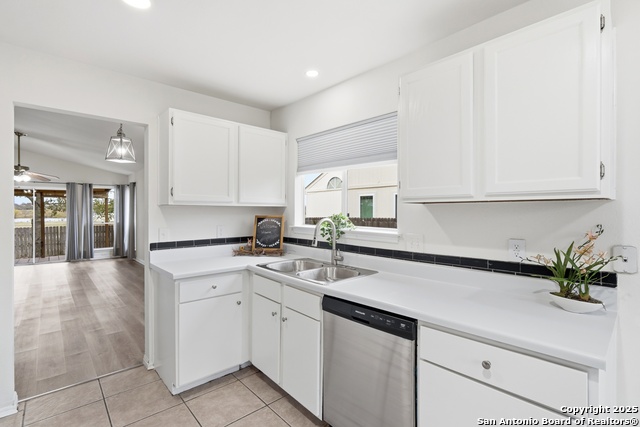 Image 11 of 32 For 905 Meadow Br