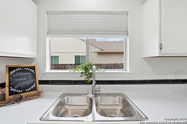 Image 12 of 32 For 905 Meadow Br