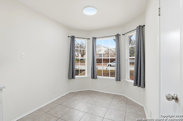 Image 13 of 32 For 905 Meadow Br