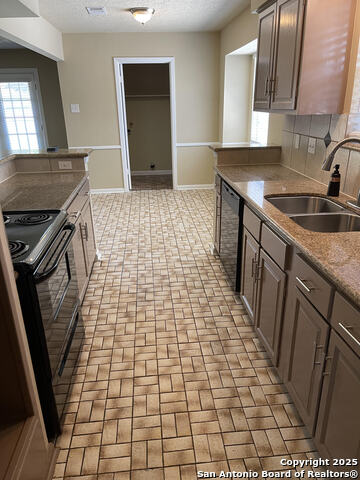 Listing photo id 5 for 10306 Twin Hills