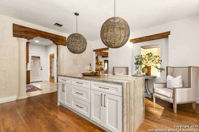 Listing photo id 8 for 417 Hildebrand E