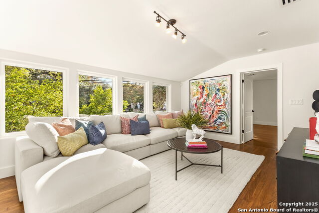 Listing photo id 18 for 417 Hildebrand E