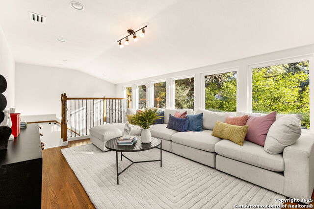 Listing photo id 19 for 417 Hildebrand E