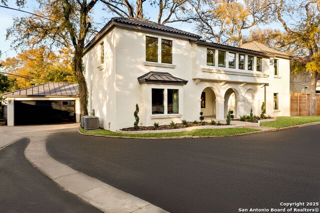 Listing photo id 1 for 417 Hildebrand E