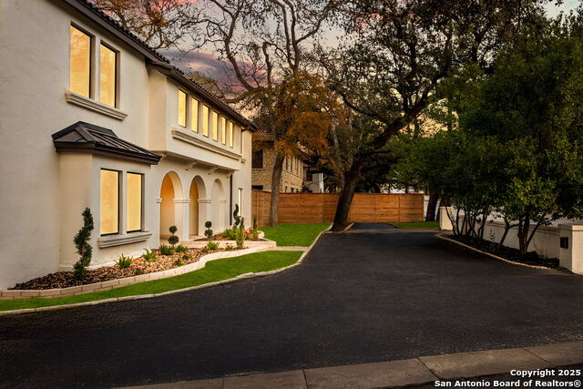 Listing photo id 30 for 417 Hildebrand E