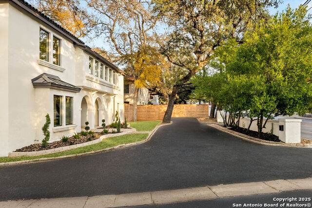 Listing photo id 2 for 417 Hildebrand E