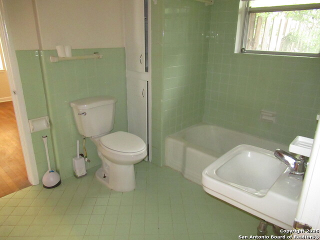 Image 6 of 7 For 203 W Woodlawn