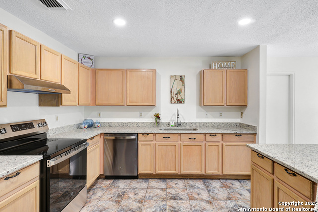 Listing photo id 9 for 10211 Windstone Creek