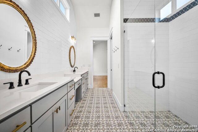 Image 19 of 28 For 649 Center Green