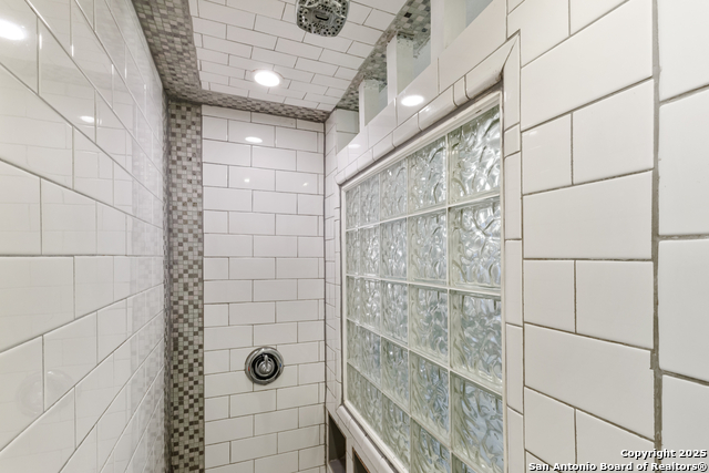 Image 12 of 21 For 3401 Sugarhill Dr.