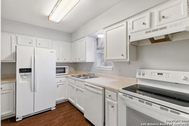 Image 4 of 21 For 3401 Sugarhill Dr.