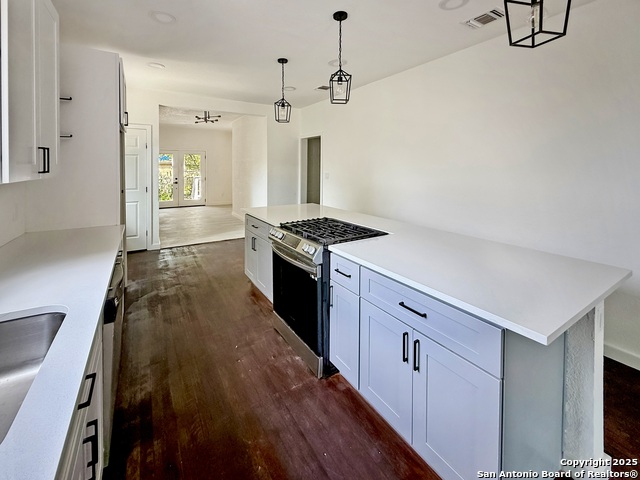 Listing photo id 8 for 419 Huisache W