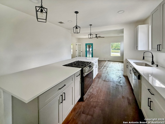 Listing photo id 9 for 419 Huisache W