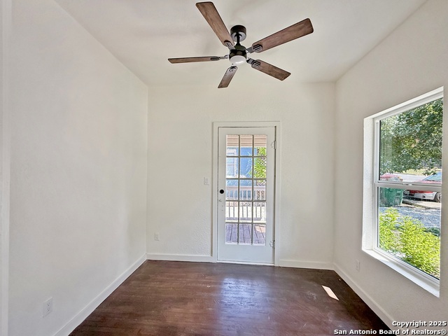 Listing photo id 11 for 419 Huisache W