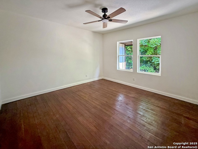 Listing photo id 13 for 419 Huisache W