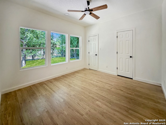 Listing photo id 16 for 419 Huisache W