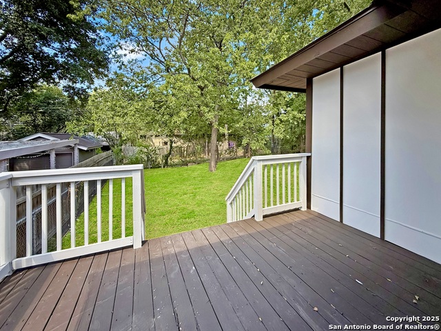 Listing photo id 25 for 419 Huisache W