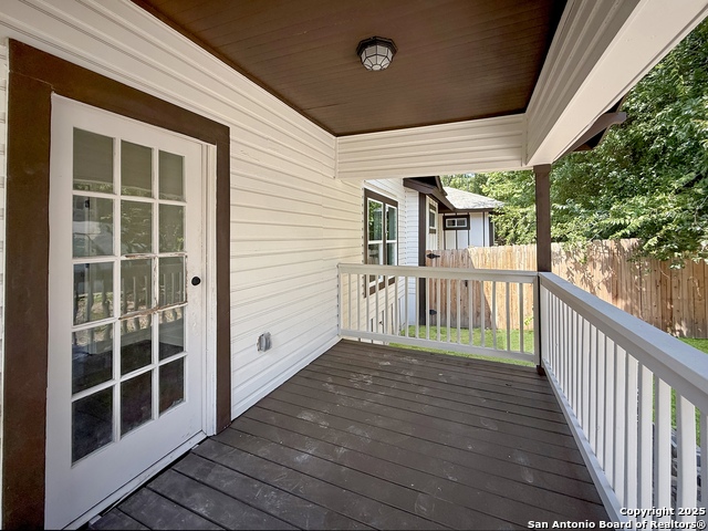 Listing photo id 1 for 419 Huisache W