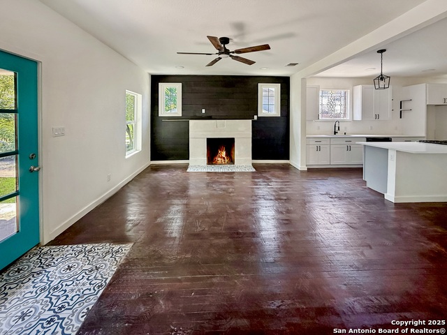 Listing photo id 5 for 419 Huisache W