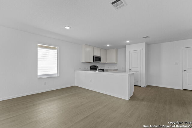 Listing photo id 9 for 744 Horsetail Ln