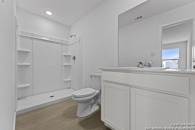 Listing photo id 11 for 744 Horsetail Ln