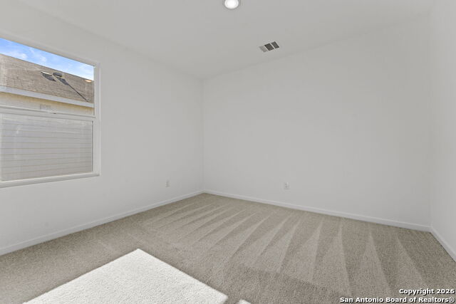 Listing photo id 12 for 744 Horsetail Ln