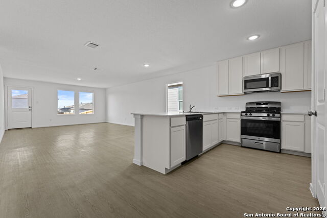 Listing photo id 13 for 744 Horsetail Ln