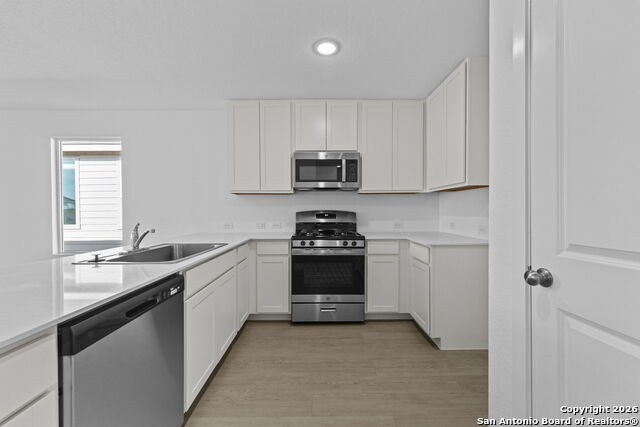 Listing photo id 17 for 744 Horsetail Ln