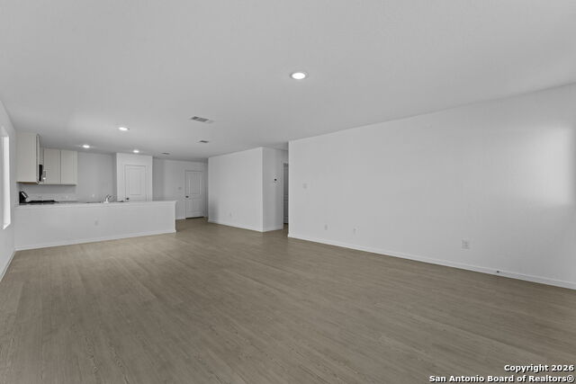 Listing photo id 3 for 744 Horsetail Ln