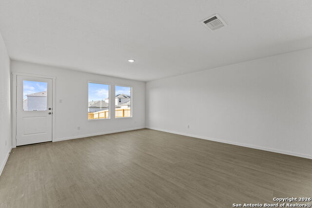 Listing photo id 4 for 744 Horsetail Ln