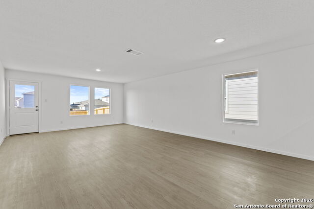 Listing photo id 5 for 744 Horsetail Ln