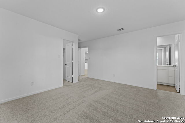 Listing photo id 6 for 744 Horsetail Ln