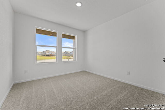 Listing photo id 7 for 744 Horsetail Ln