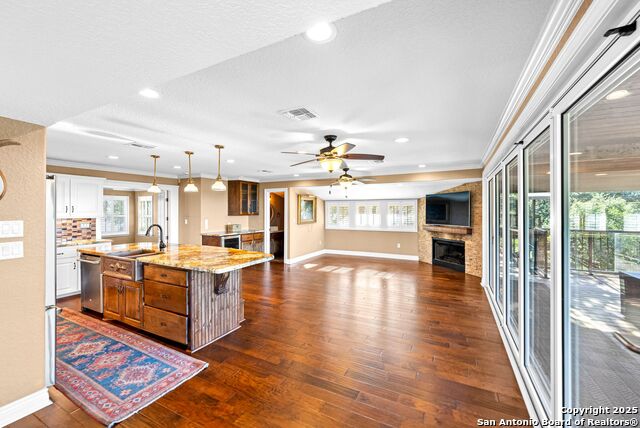 Image 20 of 52 For 435 Carpenter Dr