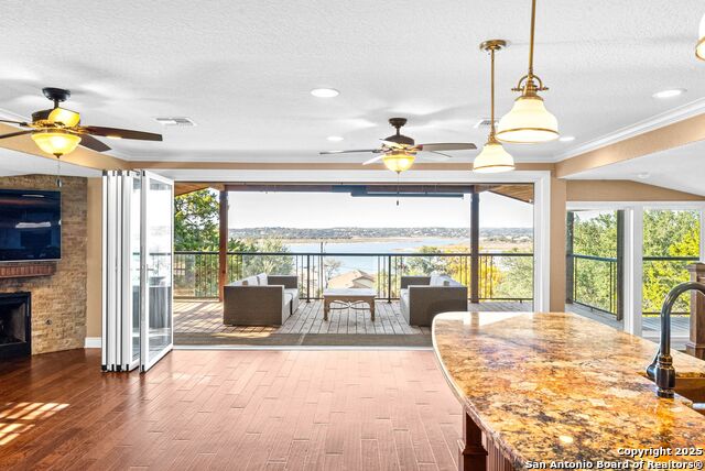 Image 4 of 52 For 435 Carpenter Dr