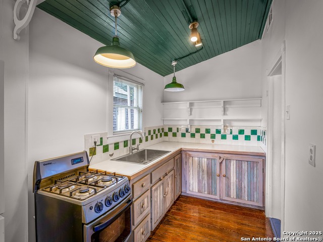 Image 11 of 42 For 533 Bridge St. W