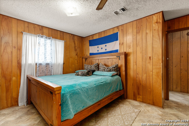 Image 7 of 22 For 215 Redbud Ln