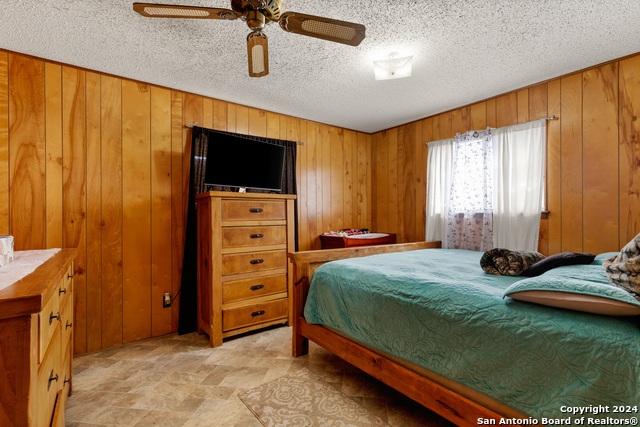 Image 8 of 22 For 215 Redbud Ln