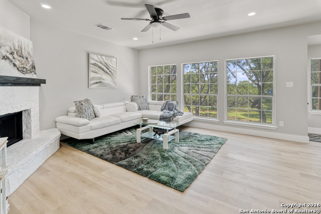 Image 12 of 28 For 907 Amigo