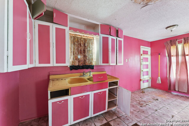 Image 10 of 22 For 1932 Highland Blvd E