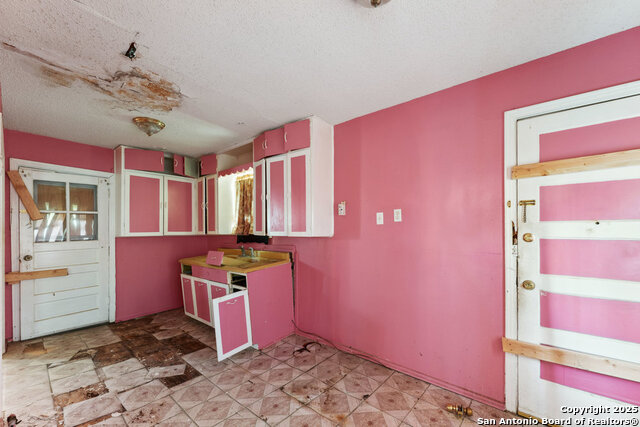 Image 11 of 22 For 1932 Highland Blvd E