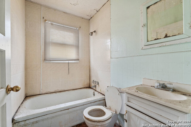 Image 14 of 22 For 1932 Highland Blvd E