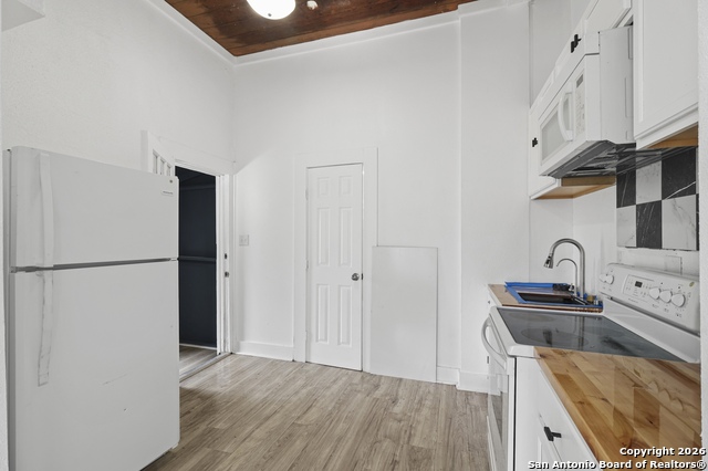 Image 32 of 38 For 2106 Saunders