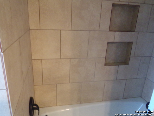 Image 20 of 37 For 615 Amistad Blvd