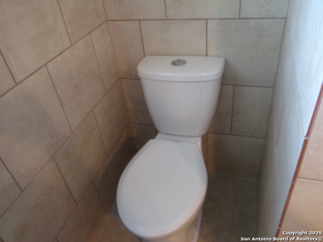 Image 21 of 37 For 615 Amistad Blvd